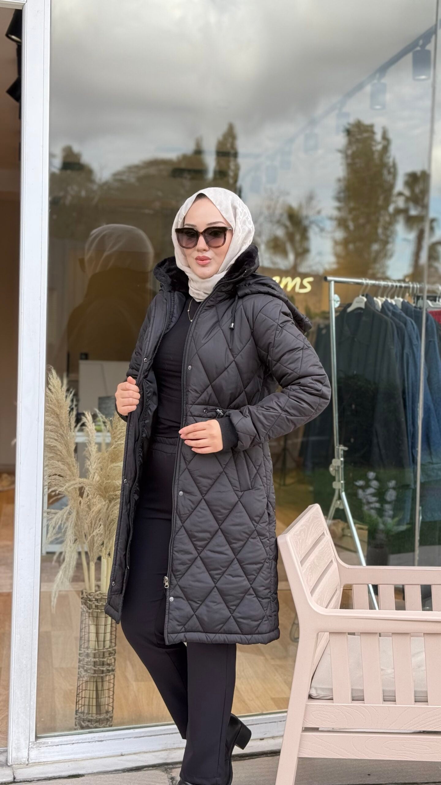 Siyah Yaka Kürklü Mont