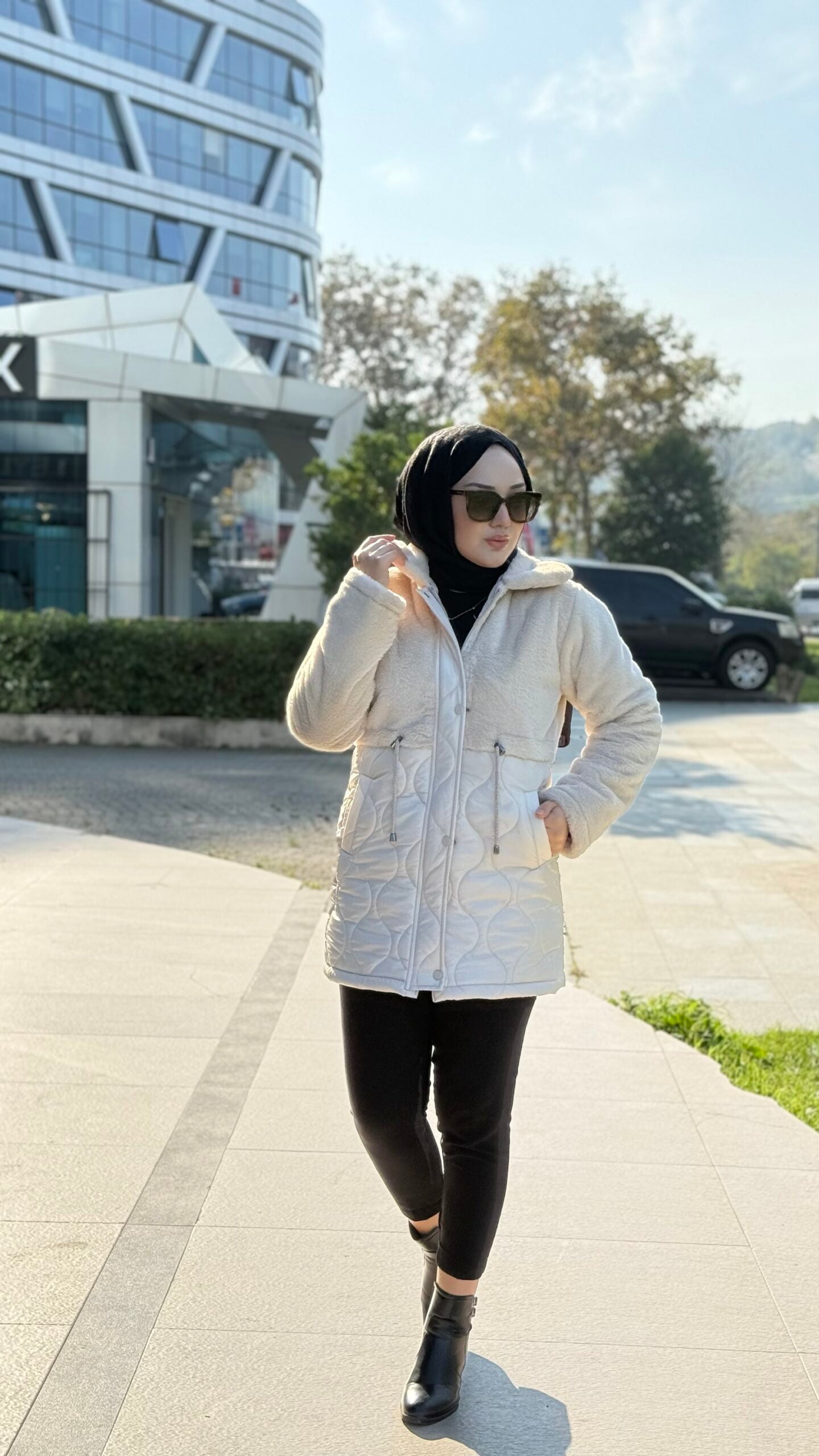 Ön Kürk Detaylı Taş Renk Kısa Mont