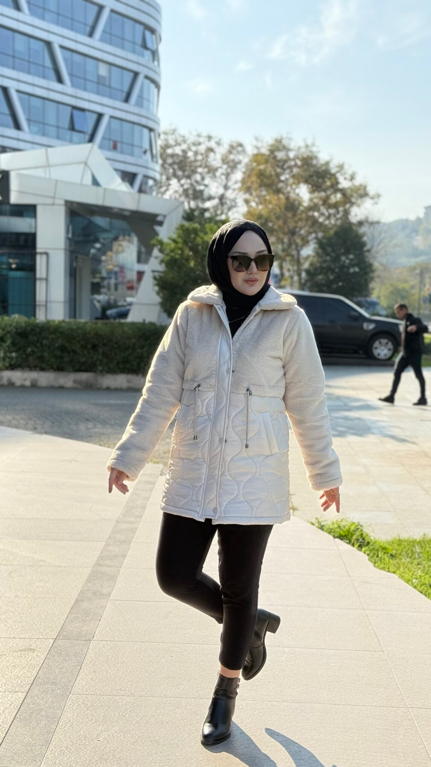 Ön Kürk Detaylı Taş Renk Kısa Mont