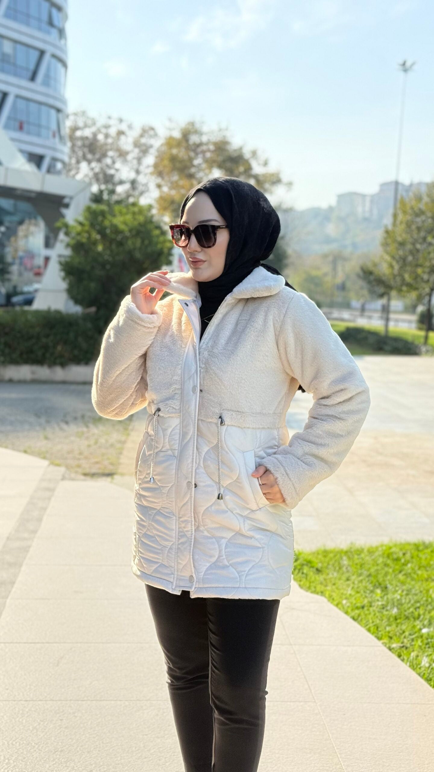 Ön Kürk Detaylı Taş Renk Kısa Mont