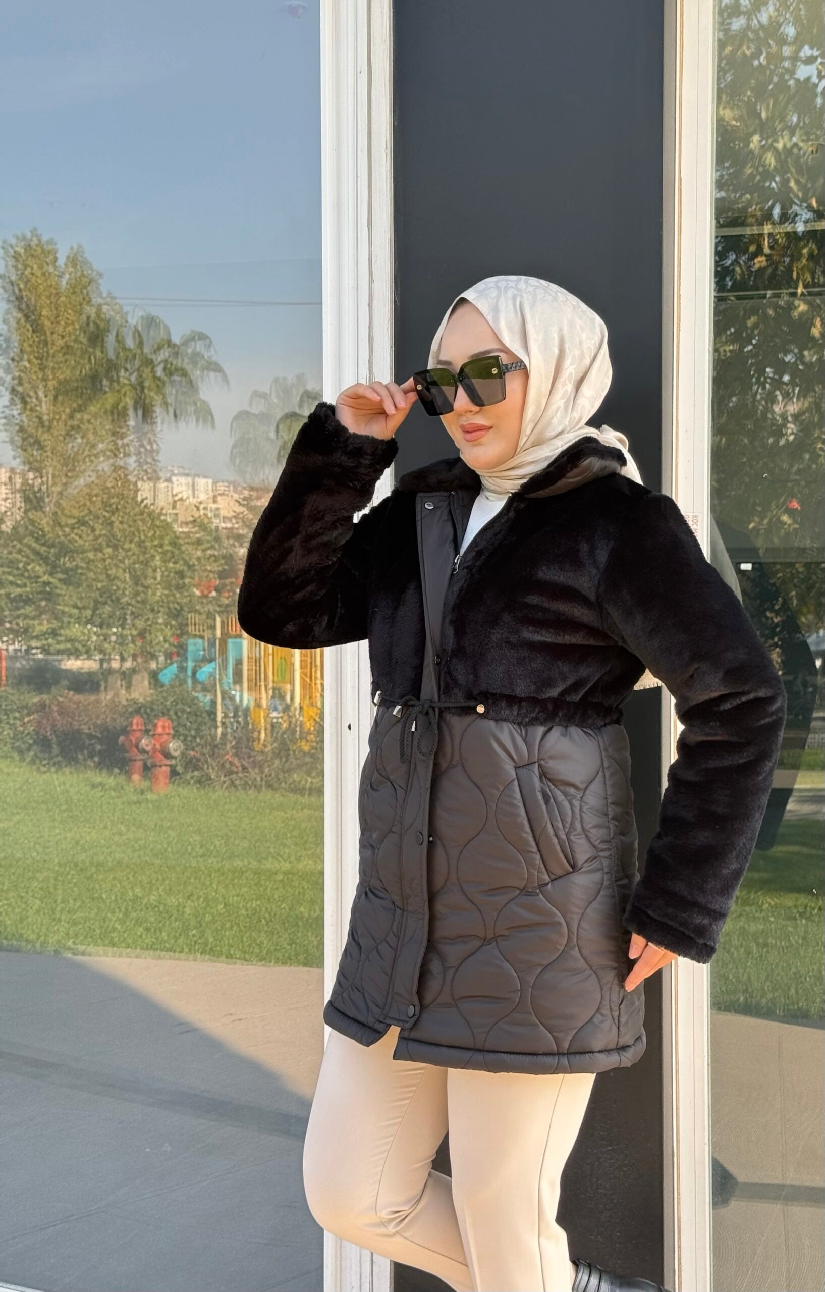 Siyah Kısa Önü Kürk Mont